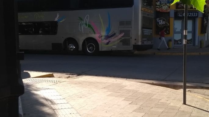 Un colectivo estacionó en pleno centro obstruyendo la rampa para personas con discapacidad
