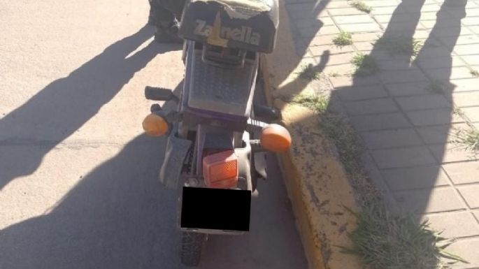 Perdió el control de su moto, cayó al pavimento y terminó hospitalizada