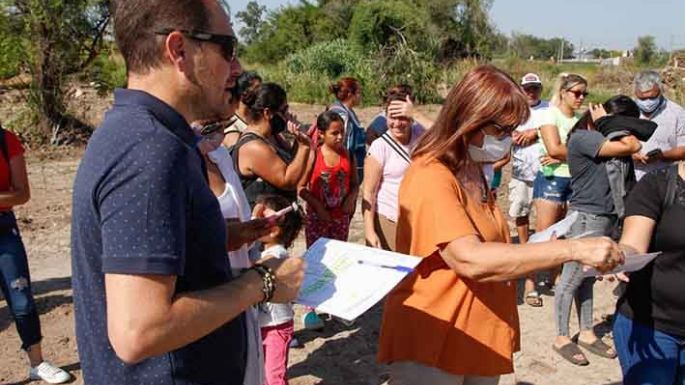 Curetti dijo que las familias que recibieron lotes ya podrán construir