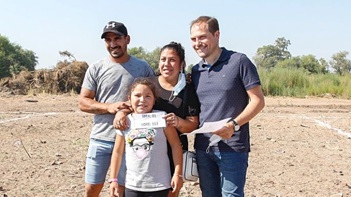Curetti dijo que las familias que recibieron lotes ya podrán construir