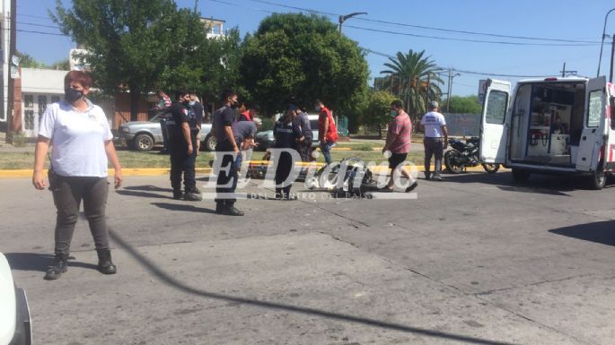 Otro choque entre auto y moto: una mujer fue trasladado en ambulancia