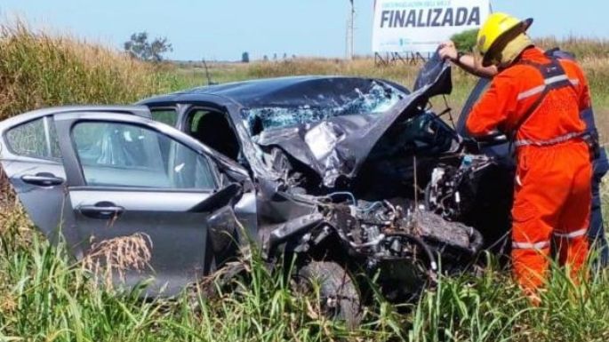 Un auto impactó contra la parte trasera de un camión