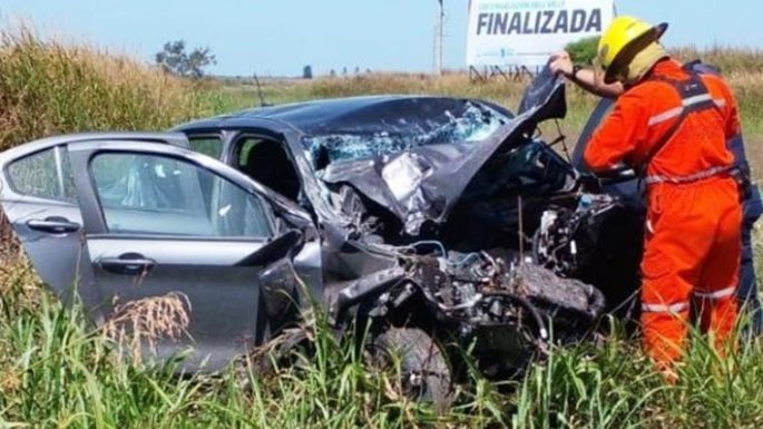 Un motociclista con traumatismo de cráneo y fractura en las piernas