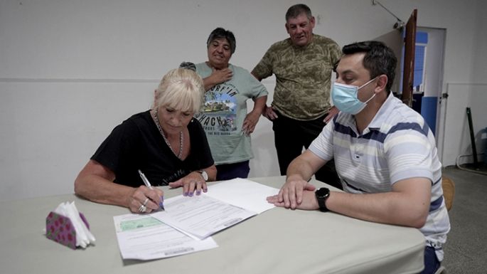 Marcos Bovo entregó un aporte económico al Club Almagro