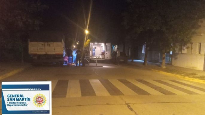 Joven motociclista con fracturas tras chocar contra un camión estacionado