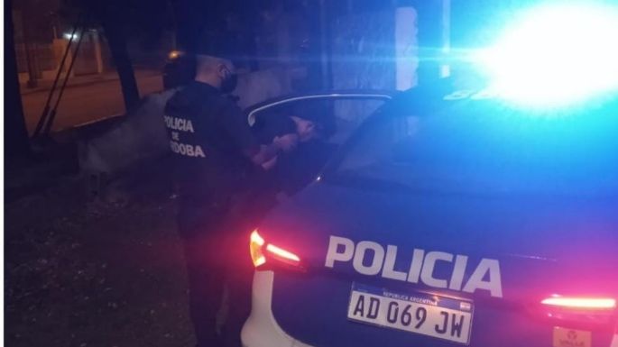 Con las manos en la masa: robaba la batería de un auto y lo vio la policía