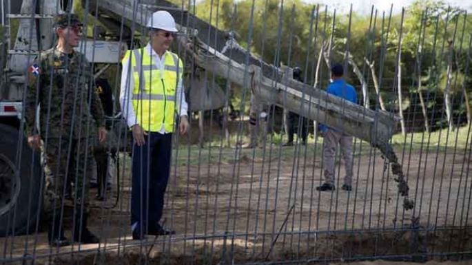 República Dominicana levanta un muro en la frontera con Haití