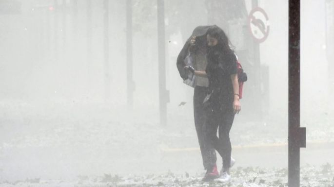 Una fuerte tormenta de lluvia, viento y granizo azotó a Mendoza