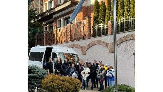 Familias con bebés de vientres subrogados que se hallaban en Ucrania ya están en camino a Polonia