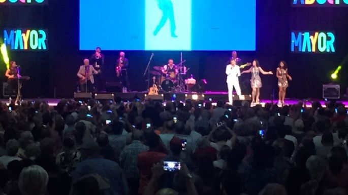 Palito Ortega alegró corazones en el Festival del Adulto Mayor