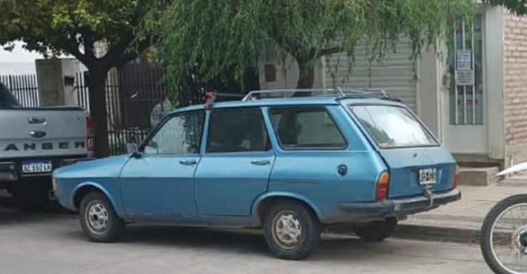 Después de más de 21 años, la Policía de Villa María encontró este viejo Renault 12 Break, que había sido robado en septiembre de 2000 (foto,  Unidad Departamental)