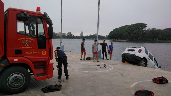 Un auto cayó al balneario, detrás del Anfiteatro