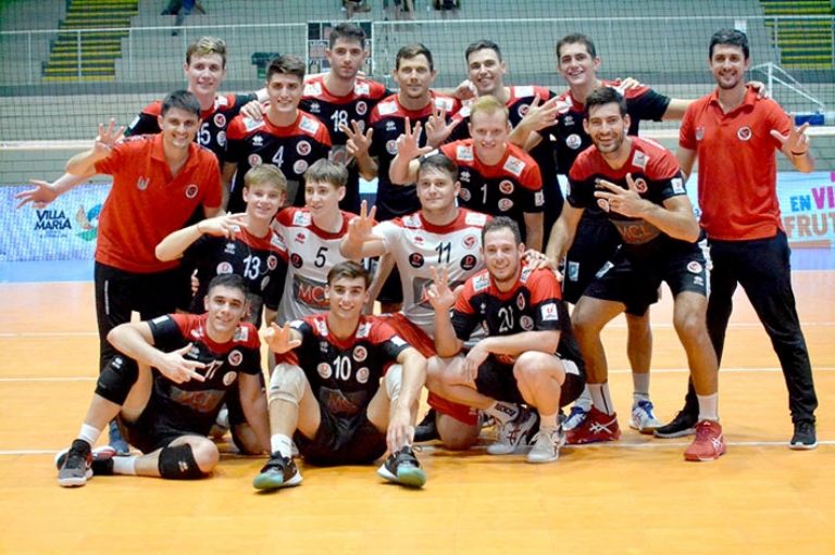 El plantel santafesino festejó en el cierre del torneo (foto Prensa FEVA)