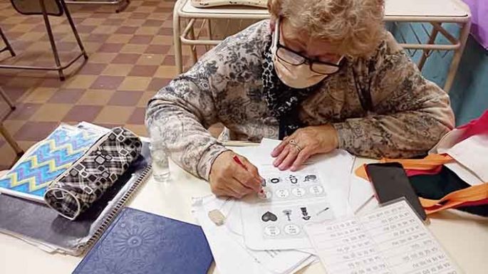 Jóvenes y adultos pueden  terminar sus estudios primarios