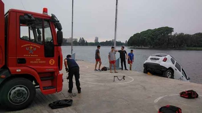 Chocó con la moto y terminó sobre el techo del auto que lo embistió