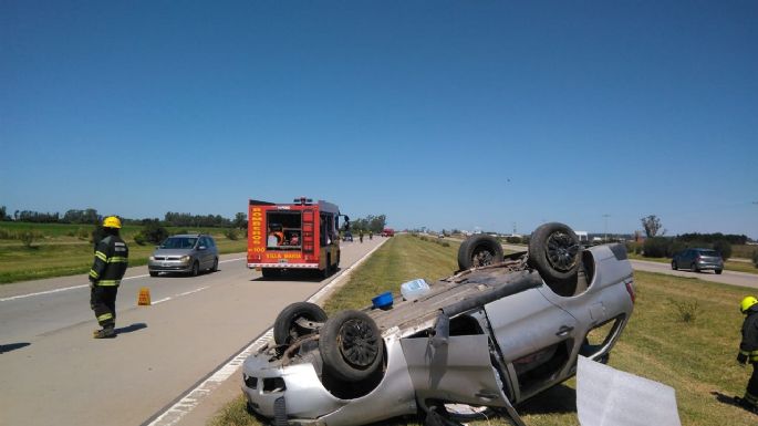 Un auto volcó y los cuatro ocupantes resultaron heridos