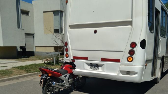 Un colectivo paró para bajar pasajeros y una moto no frenó a tiempo