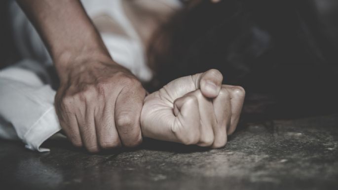 Ató a su esposa y la tiró por la escalera