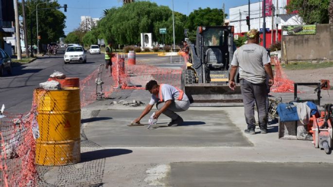 Realizan tareas de bacheo en calle Rawson y en bulevar Colón