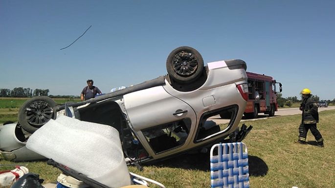 Cuatro heridos al volcar un  vehículo en la autopista