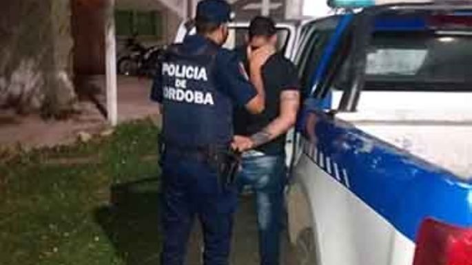 Golpeó y amenazó con una pistola a una mujer