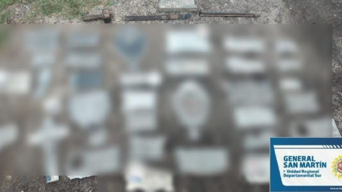 Los agarraron robando placas en parcelas en el cementerio