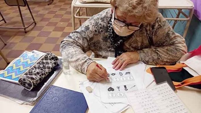Abren inscripciones para que adultos puedan finalizar sus estudios primarios y secundarios