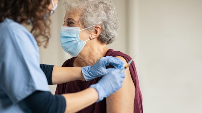Empiezan a colocar la cuarta dosis a pacientes inmunosuprimidos y mayores de 50 años