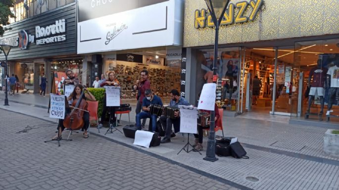 Músicos de la Orquesta Municipal Alberto Bacci se manifiestan en la peatonal