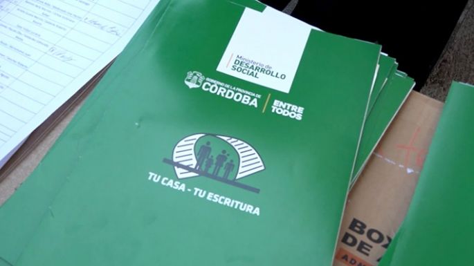 Escrituras para 44 familias