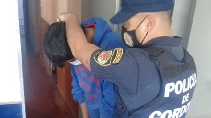 A uno lo detuvieron por intento de hurto y a otro por pegarle a la novia