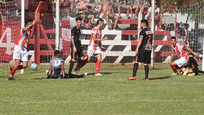 Alumni se floreó y es único puntero