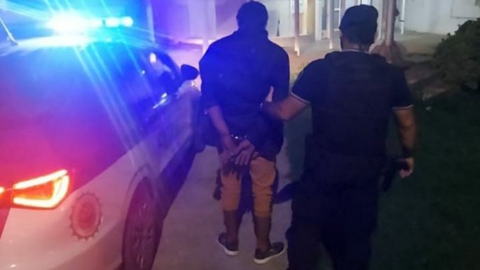 Lo engancharon robando dentro de un auto en un galpón