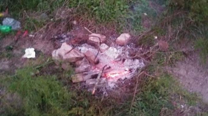 Advirtió que había un fuego encendido cerca de una montaña de basura y lo apagó
