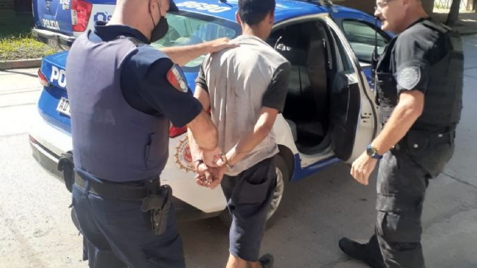Un joven de 21 años rompió el vidrio de un auto estacionado para robar