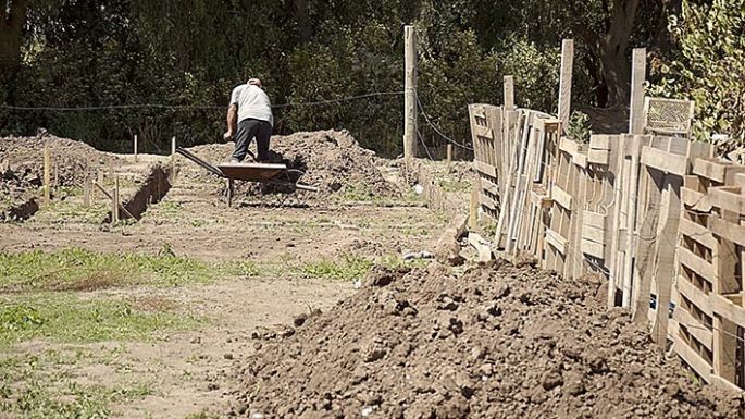 Al fondo de la ciudad, ya construyen sus casas en tierras que dio la Muni