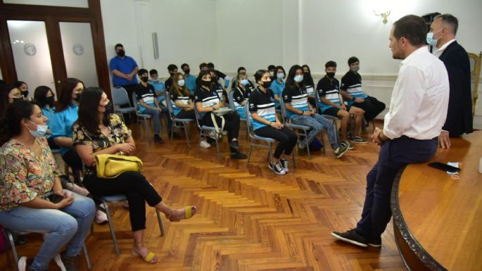 Tras los reclamos de ayer, Gill recibió a estudiantes, padres y docentes de la escuela Proa