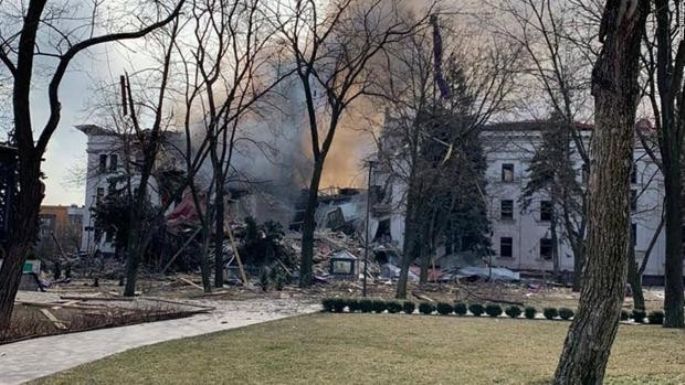 Unas 130 personas sobrevivieron al bombardeo del teatro de Mariupol