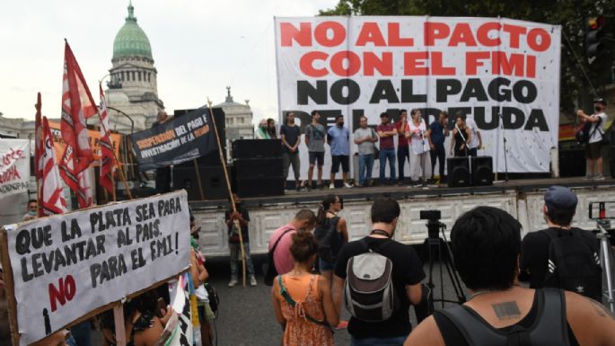 Organizaciones sociales, políticas y gremiales protestan frente al Congreso