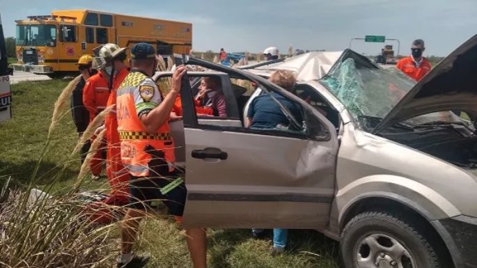 Una camioneta volcó en la autopista Córdoba-Rosario