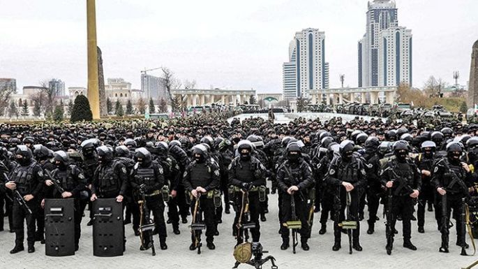 Un millar de chechenos marchan a la guerra para apoyar a Rusia