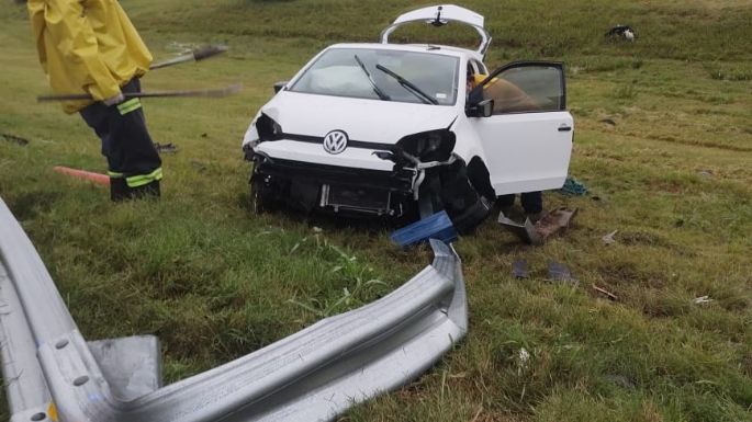 Un auto impactó contra un guardarrail que se introdujo dentro del vehículo