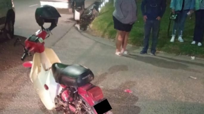 Venía de acompañante en la moto y, tras un accidente, terminó con doble fractura en una pierna