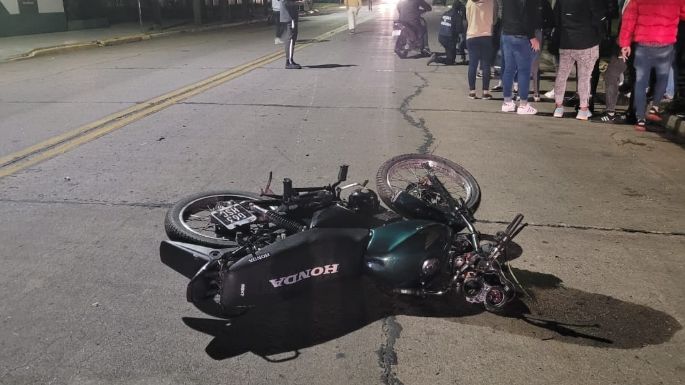Dos jóvenes terminaron con lesiones graves tras un choque entre dos motos