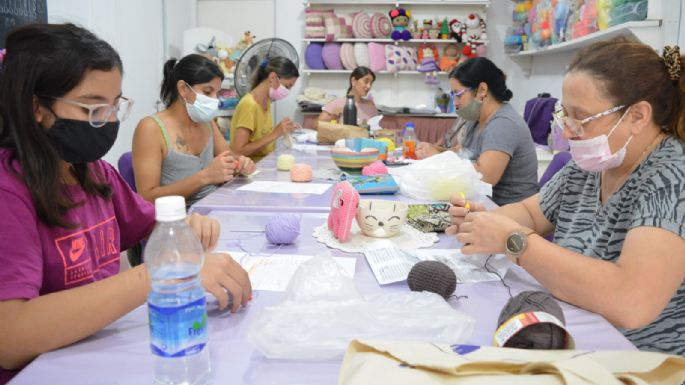 Tejedora impulsa una campaña de la frazada junto a las Iguanas