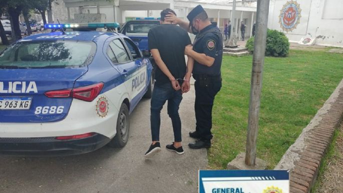 Un policía que estaba de franco aprehendió a un joven que había robado en una clínica céntrica