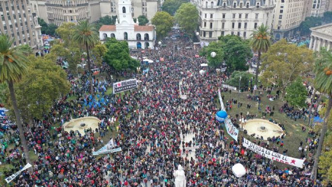 Una multitud congregada en la Plaza de Mayo para conmemorar el Día de la Memoria
