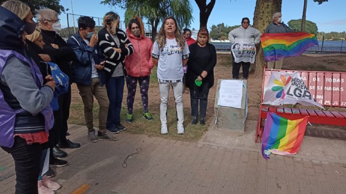 Descubrieron una placa en memoria de las personas desaparecidas de la comunidad LGTBIQNB+