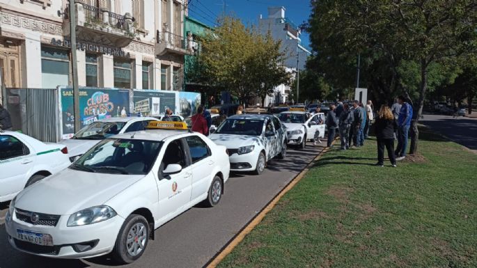 Taxistas y remiseros se movilizaron frente al Concejo para reclamar aumento de tarifa
