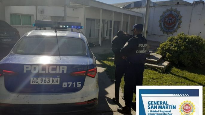 Manejaba borracho por la vereda y se chocó un poste y un cesto de basura
